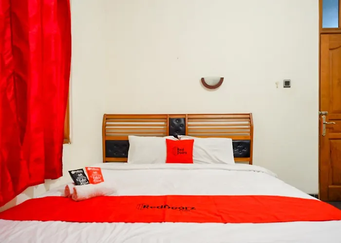 RedDoorz near Tugu Yogyakarta Hotel